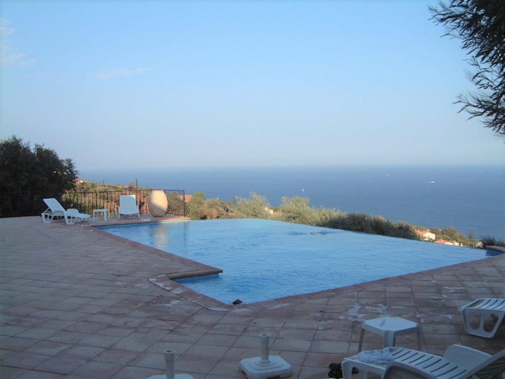 Piscine à débordement (vue terrasse)