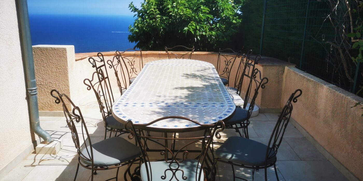 Terrasse étage avec table à manger extérieure