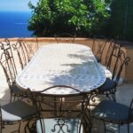 Terrasse étage avec table à manger extérieure