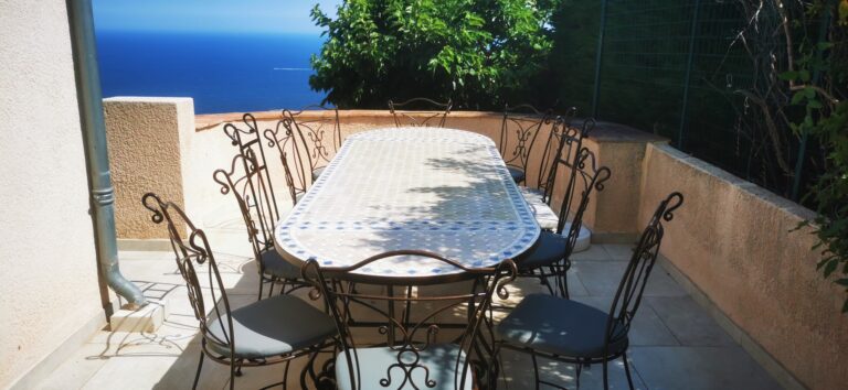 Terrasse étage avec table à manger extérieure