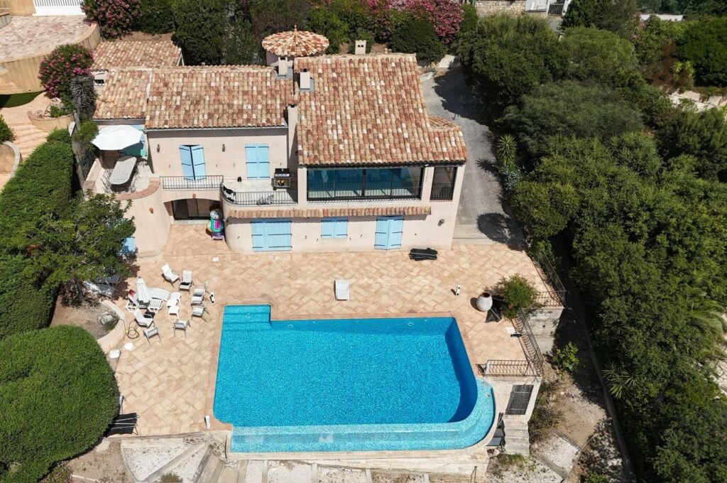 vue aérienne villa avec piscine
